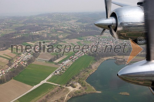 fotografirano iz letala Douglas DC-6B