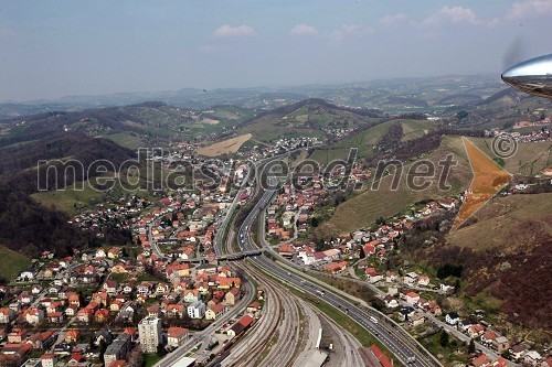 Maribor: avtocesta, železniška proga, Počehova (fotografirano iz letala Douglas DC-6B)