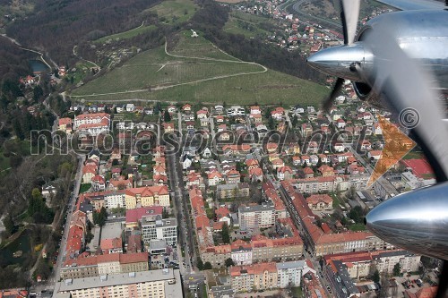 Center mesta Maribor: Piramida, OŠ Bratov Polančičev, IZUM, Prešernova ulica, Maistrova ulica, Mestni akvarij, Mestni park s tremi ribniki, Tomšičev drevored (fotografirano iz letala Douglas DC-6B)