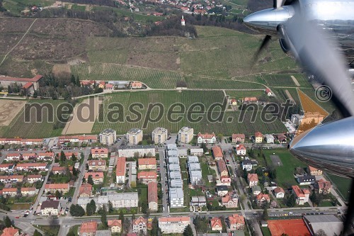 Center mesta Maribor: Kalvarija, gimnazija Antona Martina Slomška - nekdanja Kmetijska fakulteta Univerze v Mariboru, Mladinska ulica, Teniški klub Branik Maribor (fotografirano iz letala Douglas DC-6B)