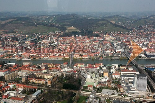 Center mesta Maribor: Piramida, Mestni vrh, Kalvarija, stadion Ljudski vrt, Lent, center mesta, reka Drava, Stari most, Titov most, Magdalenski park, UKC MB (fotografirano iz letala Douglas DC-6B)