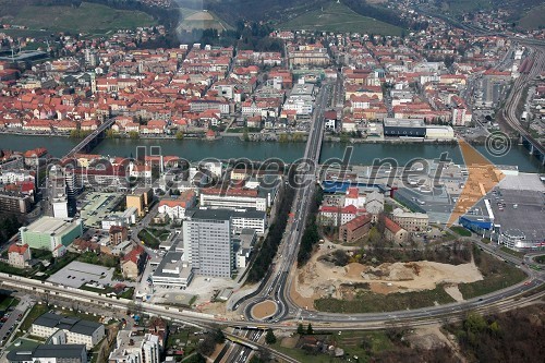 Center mesta Maribor: Mestni vrh, Kalvarija, stadion Ljudski vrt, Lent, center mesta, reka Drava, Stari most, Titov most, Kolosej, železniški most, turbo krožišče, Europark, Mariborski razvojni center, UKC MB (fotografirano iz letala Douglas DC-6B)