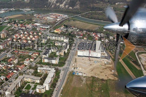 Maribor: kanal reke Drave, stara struga reke Drave, Malečniški most, Pobrežje (fotografirano iz letala Douglas DC-6B)