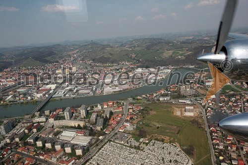 Maribor: reka Drava, dvoetažni most, Žito Intes d.d., Henkel Slovenija d.o.o., MLM d.d. Mariborska livarna Maribor, Pobrežje (fotografirano iz letala Douglas DC-6B)