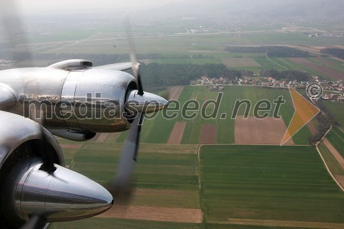 Fotografirano iz letala Douglas DC-6B