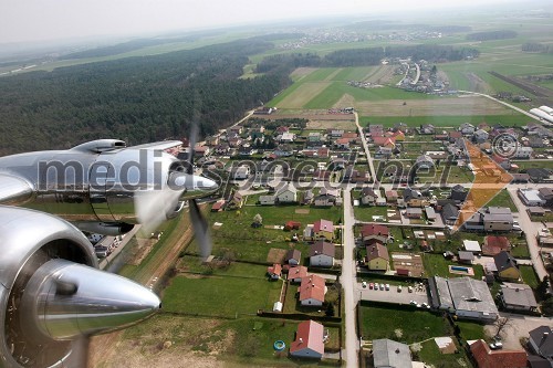 Fotografirano iz letala Douglas DC-6B