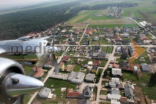 Fotografirano iz letala Douglas DC-6B