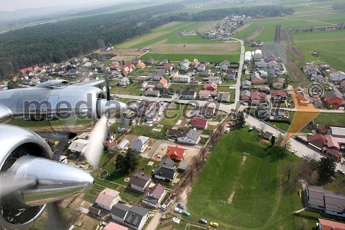 Fotografirano iz letala Douglas DC-6B