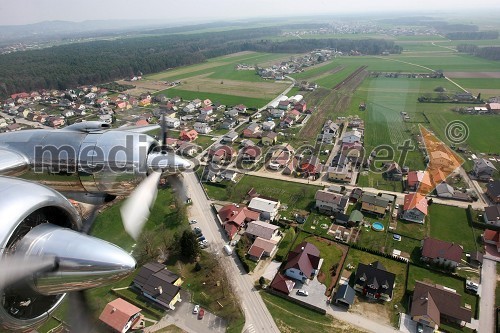 Fotografirano iz letala Douglas DC-6B