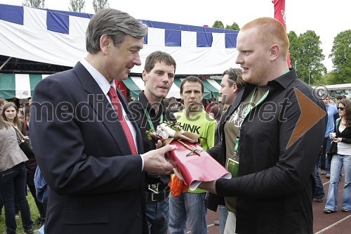 Matej Pušnik, predsednik Zveze Škis in dr. Danilo Türk, predsednik Republike Slovenije