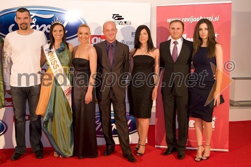 Peter Mankoč, plavalec in član žirije, Mirela Korać, Miss Universe 2009, Barbara Beč, članica žirije, Jani Mekinc, član žirije, ..., Matej Raščan, direktor in lastnik podjetja Rašica Point d.o.o. in podjetja Delo revije, d.d., ter njegova zaročenka Marija Pandrc, izvršna direktorica Rašice