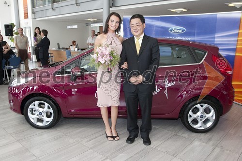 Mirela Korać, Miss Universe Slovenije 2009 in Masahiro Tajima, izvršni direktor Summit Motors