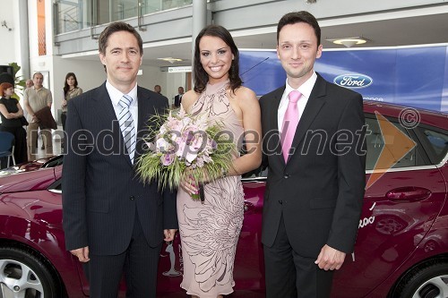 Mag. Roman Rep, namestnik direktorja Delo Revije, Mirela Korać, Miss Universe Slovenije 2009 in David Jurič, generalni direktor Summit Motors