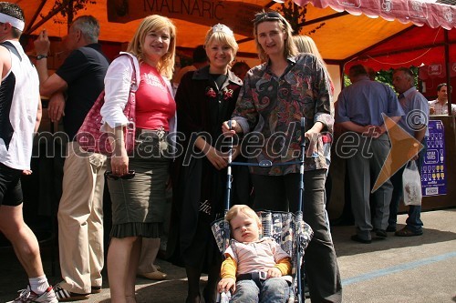 Renata Brunskole, županja občine Metlika, Simona Žugelj, druga kraljica metliške črnine in Maja Weiss, režiserka