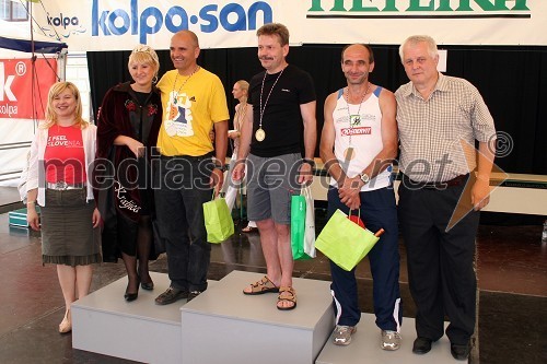 Renata Brunskole, županja občine Metlika, Simona Žugelj, druga kraljica metliške črnine, Milan Gornik, Grahovo, Zdravko Rakuša, Marathon Novo mesto, Zdravko Barič, Tekaški forum in Andrej Sever, predsednik Športne zveze Občine Metlika