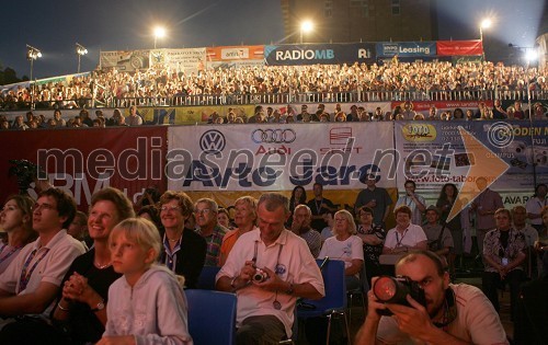 Pogled na polno tribuno glavnega odra