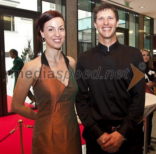 Tonja Blatnik, strokovna sodelavka Združenja Manager in Andrej Jerman, alpski smučar