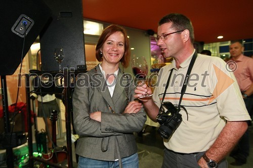 Simona Hauptman, specialistka za vinogradništvo in razvoj podeželja ter Matjaž Ledinek, fotograf in vinski ljubitelj iz Maribora