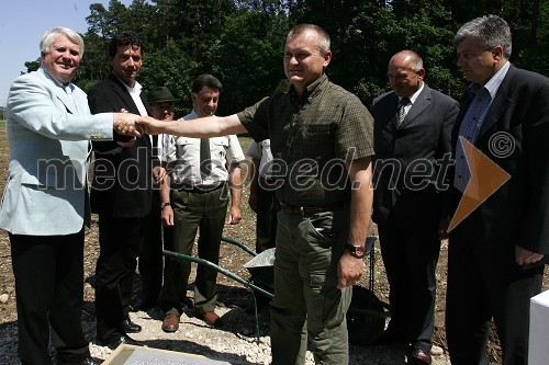 Prim. prof. dr. Erih Tetičkovič, predsednik Društva za varstvo in proti mučenju živali Maribor, Rok Peče, podžupan Maribora, Anton Selinšek, predsednik Lovsko-kinološkega društva Maribor, Franc Kangler, župan Maribora, Milan Mikl, podžupan Maribora in Andrej Verlič, podžupan Maribora