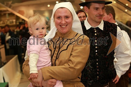 Člana Folklornega društva Lovrenc na Pohorju