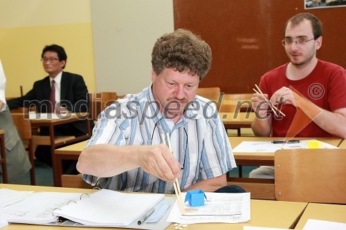 Udeleženec začetnega tečaja Japonskega jezika na Filozofski fakulteti Univerze v Mariboru