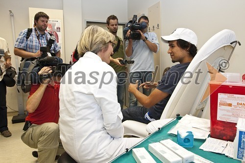 Novinarji, dr. Nives Letnar Žbogar, predstojnica Centra za socialno medicina Zavoda za zdravstveno varstvo Ljubljana in Akira Hasegawa, televizijski voditelj