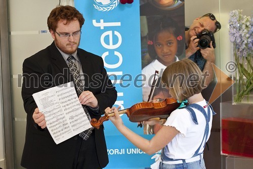 Juš Milčinski, voditelj otvoritve in Kati Harej, učenka violine Glasbene šole Nova Gorica