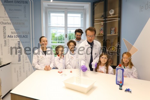 Prvi pravi otroški laboratorij v Pionirskem domu