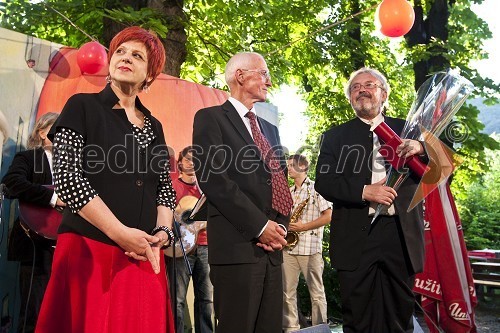 Majda Širca, ministrica za kulturo, Milan Matos, predsednik uprave Mladinska knjiga Založba (MKZ) in Matjaž Schmidt, ilustrator ter prejemnik Levstikove nagrade za življenjsko delo