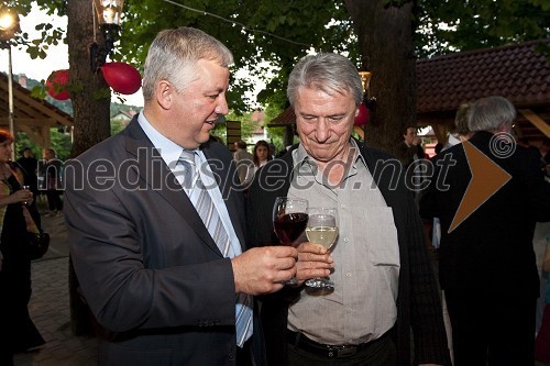 Peter Tomšič, bodoči predsednik uprave Mladinska knjiga Založba (MKZ) in Niko Grafenauer, pesnik, esejist, urednik in prevajalec