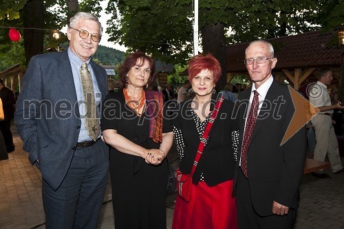 Slavko Pregl, pisatelj in direktor Javne agencije za knjigo, njegova soproga Barbara Habič Pregl, Majda Širca, ministrica za kulturo in Milan Matos, predsednik uprave Mladinska knjiga Založba (MKZ)