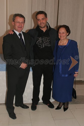 Kristijan Ostanek, igralec (v sredini) z očetom Janezom (levo) in mamo Biserko (desno)