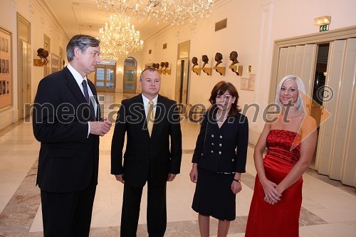 Dr. Danilo Türk, predsednik Republike Slovenije, Franc Kangler, župan Maribora, ... in Tanja Vrbnjak, soustanoviteljica HK Unija