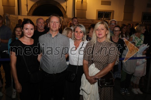 Druženje pred odpovedano baletno predstavo Romeo in Julija na Glavnem trgu v Mariboru