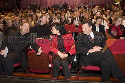 Darko Brlek, direktor Festivala Ljubljana, Milan M. Cvikl, generalni sekretar vlade RS in njegova spremljevalka Jerca Legan, antropologinja