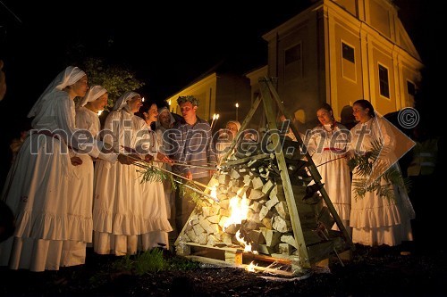 Aleksandar Rajaković - Sale, predstavnik Gorana Vojnoviča, v vlogi Marka Đorđića, literarnega junaka romana Čefurji raus! Gorana Vojnoviča, dobitnika nagrade Kresnik 2009 in Folklorna skupina Dragatuš