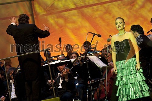 Sabina Cvilak, operna pevka in Simfonični orkester Slovenske filharmonije pod vodstvom Uroša Lajovica