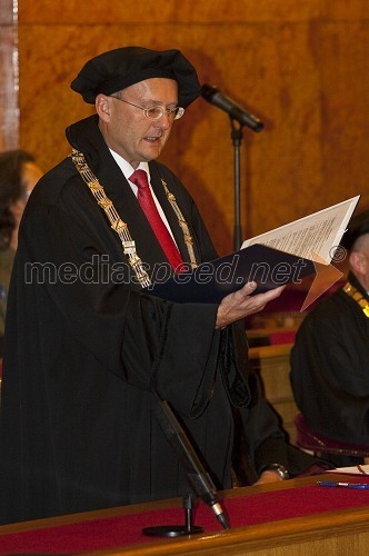 Akad. prof. Franc Forstnerič, dekan Fakultete za matematiko in fiziko Univerze v Ljubljani