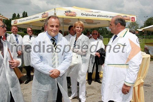 Dr. Milan Pogačnik, minister za kmetijstvo, gozdarstvo in prehrano RS, dr. Vida Čadonič - Špelič, generalna direktorica Veterinarske uprave RS in Roman Glaser, generalni direktor Perutnine Ptuj