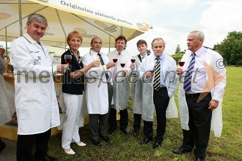 Slavko Visenjak, izvršni direktor proizvodnje Perutnine Ptuj, dr. Vida Čadonič - Špelič, generalna direktorica Veterinarske uprave RS, Roman Glaser, generalni direktor Perutnine Ptuj, dr. Štefan Čelan, župan občine Ptuj, Dejan Levanič, poslanec , dr. Milan Pogačnik, minister za kmetijstvo, gozdarstvo in prehrano RS in  Branko Marinič, poslanec