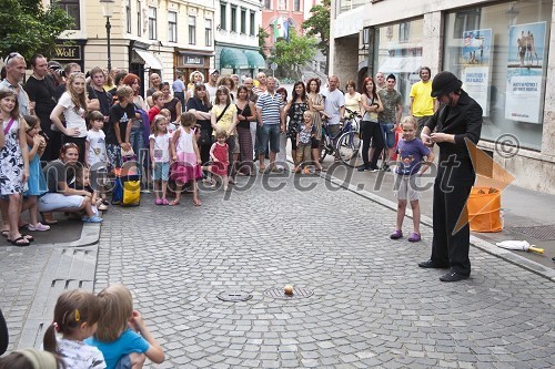 12. Ana Desetnica, otvoritev festivala uličnega gledališča (Klobukarska ulica, Gavin Hay)