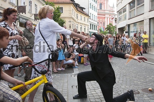 12. Ana Desetnica, otvoritev festivala uličnega gledališča (Klobukarska ulica, Gavin Hay)