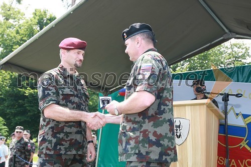 Podpolkovnik Igor Cebek, poveljnik 74. motoriziranega bataljona Slovenske vojske in brigadir Alan Geder, poveljnik sil Slovenske vojske