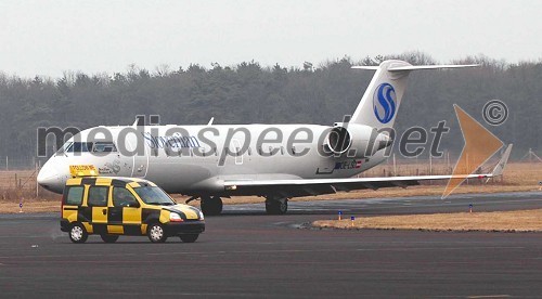 Letalo tipa Canadair Regional Jet (CRJ200), ki se imenuje Slovenian Spirit, vzleti in pristane enkrat dnevno, pri tem pa lahko naenkrat prepelje 50 potnikov ter 3-4 člane posadke.