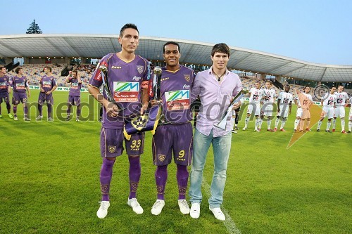 Zoran Pavlovič, nogometaš NK Maribor, Marcos Magno Morales Tavares, nogometaš NK Maribor in Etien Velikonja, nogometaš NK HIT Gorica, najboljši igralci 1. slovenske nogometne lige v sezoni 2008/2009 po izboru članov Sindikata profesionalnih igralcev nogometa Slovenije (SPINS)