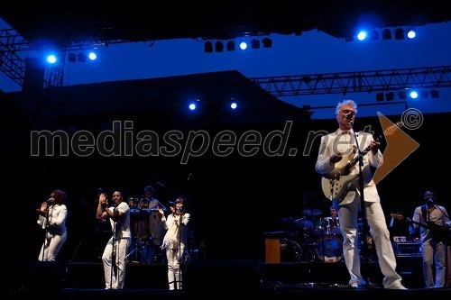 David Byrne, pevec s spremljevalno skupino