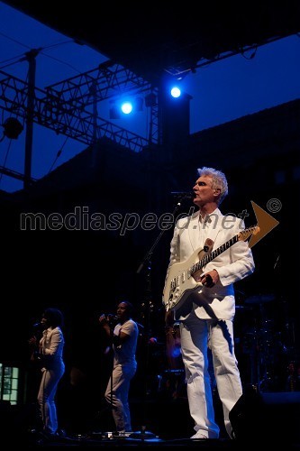 David Byrne, pevec s spremljevalno skupino