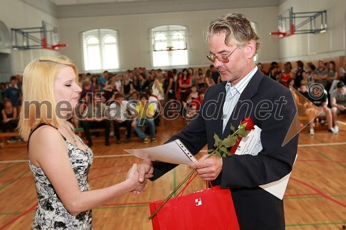 Barbara Lempl, maturantka in Srečko Zorko, ravnatelj Prve gimnazije Maribor