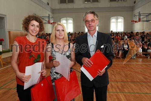 Kaja Napotnik in Barbara Lempl, maturantki ter Srečko Zorko, ravnatelj Prve gimnazije Maribor