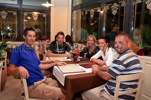 Matjaž Pogačnik, Helena Prokop, ...,  Melita Poglajen, Nastja Kolar, teniška igralka in  Andrej Poglaj